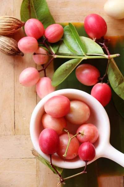 Karonda meyve ahşap arka plan üzerinde lezzetlidir