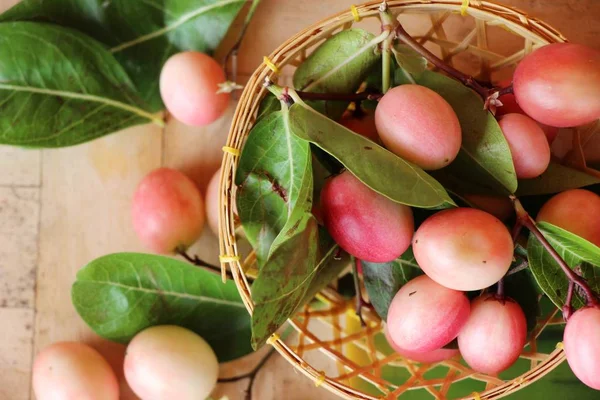 Karonda meyve ahşap arka plan üzerinde lezzetlidir