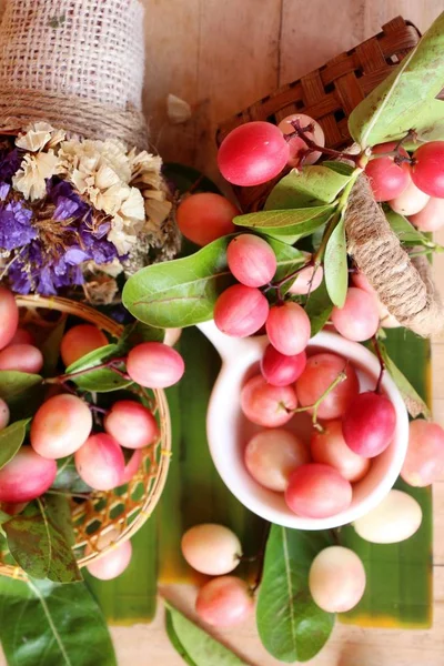 Karonda meyve ahşap arka plan üzerinde lezzetlidir