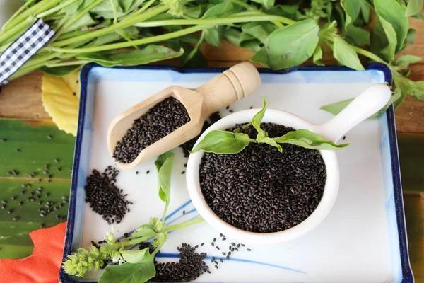 Sağlık ve fesleğen yaprakları için ham fesleğen tohumu