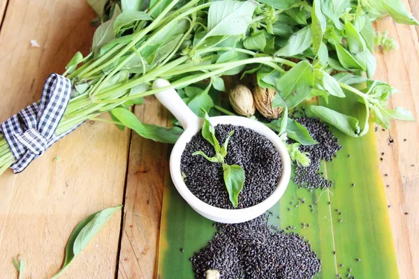 Sağlık ve fesleğen yaprakları için ham fesleğen tohumu