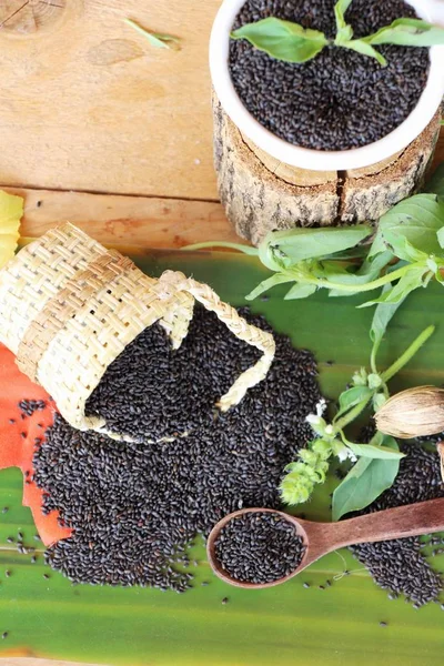 Sağlık ve fesleğen yaprakları için ham fesleğen tohumu