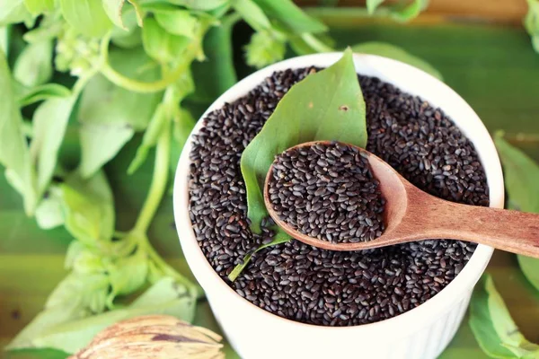 Sağlık ve fesleğen yaprakları için ham fesleğen tohumu