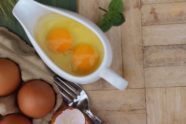 Yumurta ve yumurta panelinde pişirme