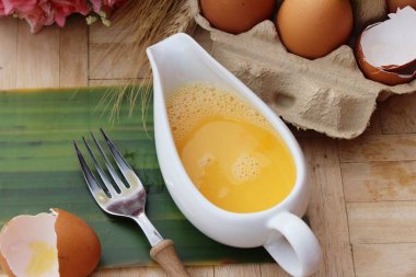 Yumurta ve yumurta panelinde pişirme