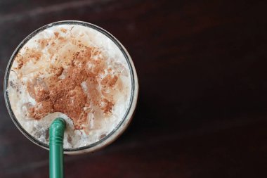 Ahşap zemin üzerine sütlü buzlu çikolata