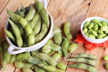 Yeşil Japon soya ahşap arka plan üzerinde lezzetli