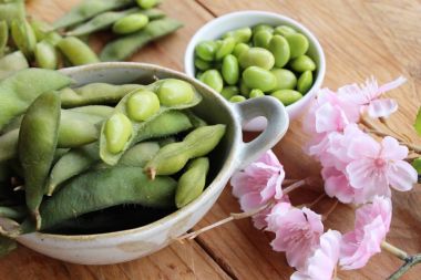 Yeşil Japon soya ahşap arka plan üzerinde lezzetli