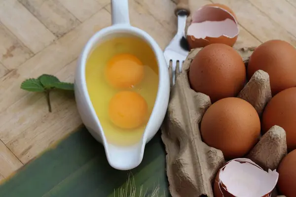 Koken eieren en eieren in het deelvenster — Stockfoto