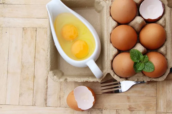 Koken eieren en eieren in het deelvenster — Stockfoto