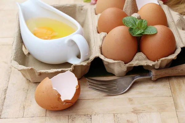 Koken eieren en eieren in het deelvenster — Stockfoto