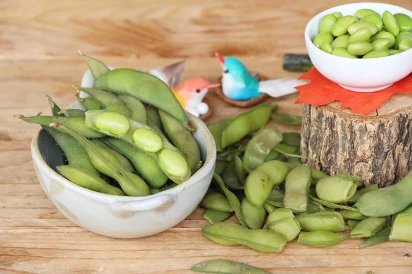 Verde japonês soja delicioso no fundo de madeira — Fotografia de Stock