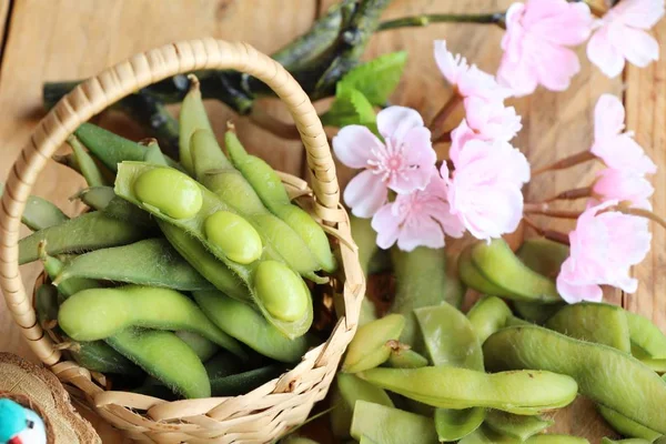 Verde japonês soja delicioso no fundo de madeira — Fotografia de Stock