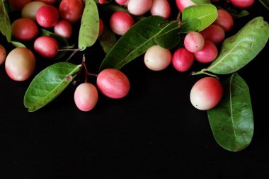 Karonda meyve siyah arka plan üzerine lezzetlidir