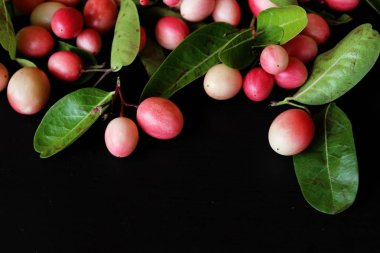 Karonda meyve siyah arka plan üzerine lezzetlidir