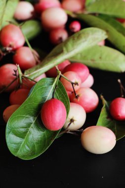 Karonda meyve siyah arka plan üzerine lezzetlidir