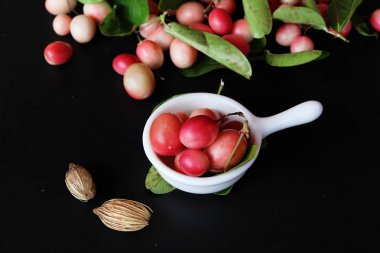 Karonda meyve siyah arka plan üzerine lezzetlidir