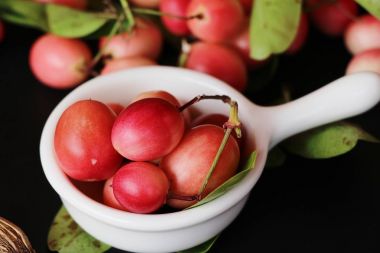 Karonda meyve siyah arka plan üzerine lezzetlidir