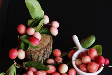 Karonda meyve siyah arka plan üzerine lezzetlidir