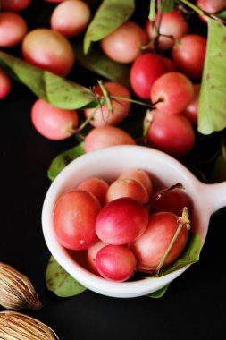 Karonda meyve siyah arka plan üzerine lezzetlidir