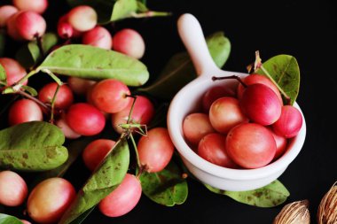 Karonda meyve siyah arka plan üzerine lezzetlidir