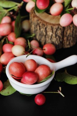 Karonda meyve siyah arka plan üzerine lezzetlidir