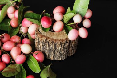 Karonda meyve siyah arka plan üzerine lezzetlidir