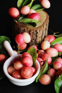 Karonda meyve siyah arka plan üzerine lezzetlidir