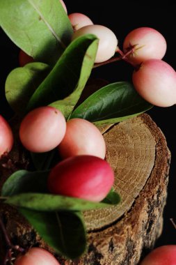 Karonda meyve siyah arka plan üzerine lezzetlidir