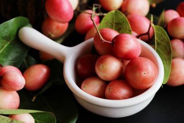 Karonda meyve siyah arka plan üzerine lezzetlidir