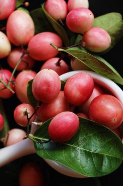 Karonda meyve siyah arka plan üzerine lezzetlidir