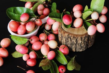 Karonda meyve siyah arka plan üzerine lezzetlidir
