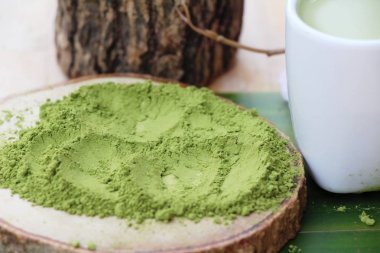 Sıcak yeşil çay ve matcha çay tozu