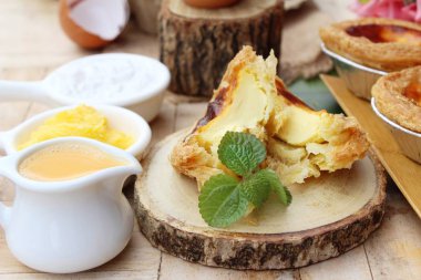 Yumurta tart lezzetlidir ve kutusunda yumurta