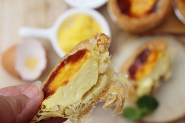 Yumurta tart lezzetlidir ve kutusunda yumurta