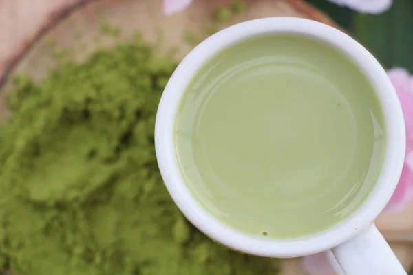 Heißer grüner Tee und Matcha-Teepulver — Stockfoto
