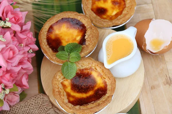 Yumurta tart lezzetlidir ve kutusunda yumurta — Stok fotoğraf