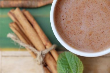 Kahve fincanı toz tarçın ve sopa ile