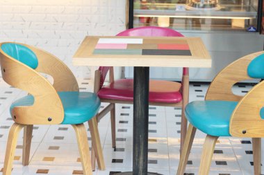 Dükkanda vintage tarzı renkli sandalyeler