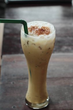 Ahşap zemin üzerine sütlü buzlu kahve