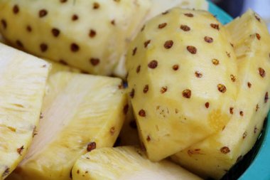 Soyulmuş ananas içinde belgili tanımlık çarşı lezzetlidir