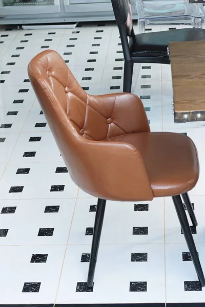 Kleurrijke stoelen in vintage stijl in de winkel — Stockfoto