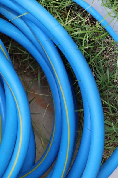 Rubber slang band lag in de tuin — Stockfoto