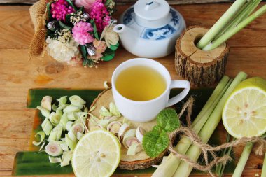 Sağlık için dilimlenmiş limon ile çay limon