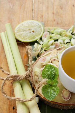 Sağlık için dilimlenmiş limon ile çay limon