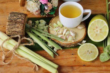 Sağlık için dilimlenmiş limon ile çay limon