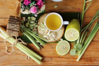 Sağlık için dilimlenmiş limon ile çay limon