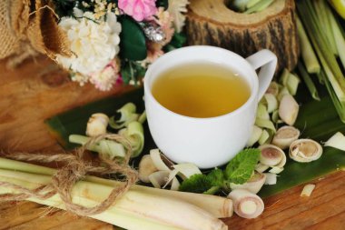 Sağlık için dilimlenmiş limon ile çay limon