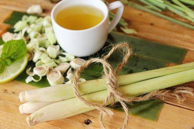 Sağlık için dilimlenmiş limon ile çay limon