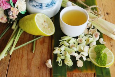 Sağlık için dilimlenmiş limon ile çay limon